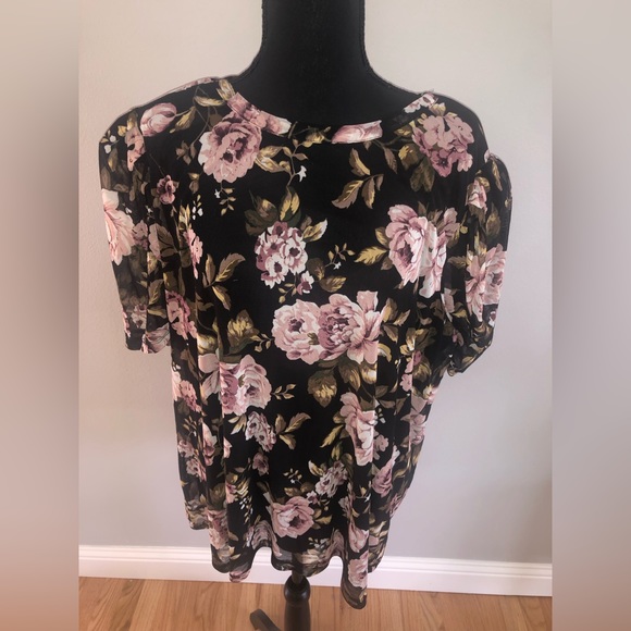 Flowery blouse! Very soft and stretchy! - Picture 1 of 5